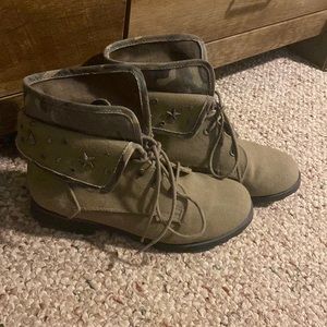 women’s boots US size 8